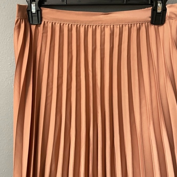 NWT Joie 2-piece fuzzy top and pleated skirt in pink mauve/peachy color. Medium - Picture 11 of 15